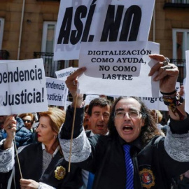 Jueces y fiscales se manifiestan frente al Ministerio de Justicia. EFE