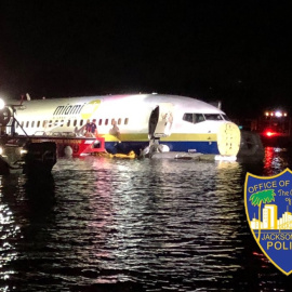 Imagen del Boeing 737 en las aguas del río St. Johns. / Twitter: @JSOPIO