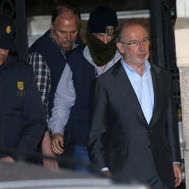 Rodrigo Rato abandona su oficina después del registro del jueves./ REUTERS-Juan Medina