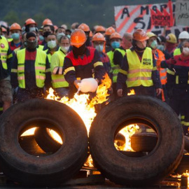 Participantes queman neumáticos durante la manifestación del comité de empresa de Alcoa tras el anuncio hace cinco días del despido colectivo. / EuropaPress / Carlos Castro