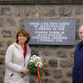 05/05/2019.- La ministra de Justicia, Dolores Delgado, que participa en los actos de recuerdo a las más de 8.000 víctimas españolas del nazismo, depositó este domingo un ramo de flores ante una placa de recuerdo a los españoles que fallecie