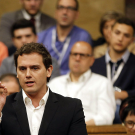 El líder de Ciutadans, Albert Rivera, durante la sesión de control al ejecutivo catalán en el Parlament. EFE/Alberto Estévez