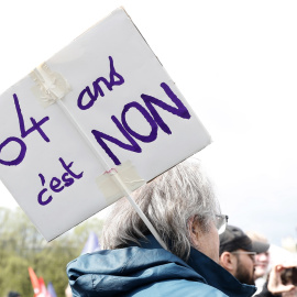 Un manifestante sostiene una pancarta contra la elevación de la edad de jubilación a los 64 años, en París, en la nueva jornada de protestas, la úndécima, contra el proyecto del presidente francés, Emmanuel Macron. EFE/EPA/TERESA SUAREZ