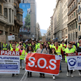 Protesta dels camioners i les seves famílies per la Via Laietana de Barcelona aquest diumenge.