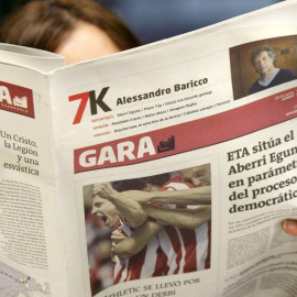 Una mujer lee el diario 'Gara'. EFE