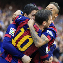 El delantero uruguayo del FC Barcelona Luis Suárez celebra con Leo Messi y Neymar jr. el gol marcado al Valencia. EFE/Andreu Dalmau