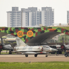 El personal de la Fuerza Aérea mueve un avión de combate Mirage 2000 dentro de la base aérea en Hsinchu, Taiwán, el 8 de abril de 2023.