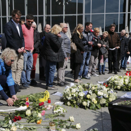 Algunas personas depositan flores en el extrerior de la Catedral de Colonia (Alemania), el pasado día 17 de abril, durante el funeral por las 150 víctimas del vuelo 4U 9525 de Germanwings. REUTERS/Wolfgang Rattay