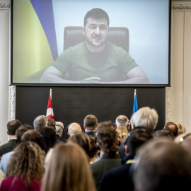 Miembros del parlamento danés asisten al discurso del presidente ucraniano, Volodymyr Zelenski, ante el parlamento.