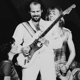 Foto de archivo del guitarrista Lasse Wellander durante un concierto con la banda sueca ABBA