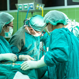 Médicos trabajando en una cirugía.