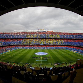 Vista de l'estadi del Camp Nou ple de gom a gom amb el mosaic que es va fer a les grades a l'inici del partit.