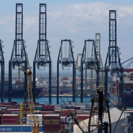 Grúas y contenedores en la terminal de carga del Puerto de Valencia. REUTERS/Heino Kalis