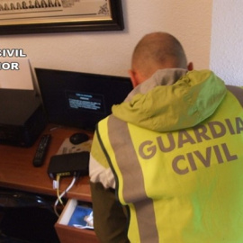 La Guardia Civil registrando una vivienda. Archivo