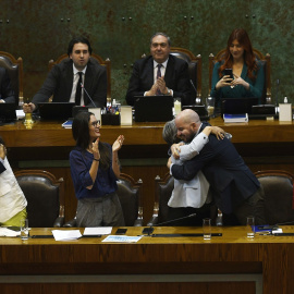 La ministra de Trabajo chilena, Jeannette Jara, y la ministra secretaria general del Gobierno, Camila Vallejo, celebran el resultado de la votación en Valparaíso, 11 de abril de 2023.