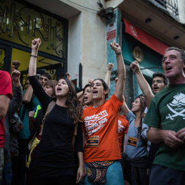 Activistas por el derecho a la vivienda intentan paralizar el desahucio de Pepi, una viuda de 65 años, y sus dos hijas, en el barrio de Lavapiés, Madrid.- JAIRO VARGAS