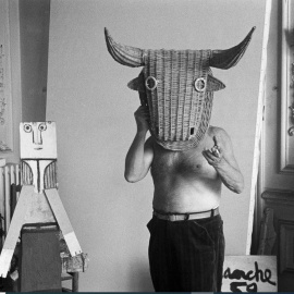 Picasso con una máscara de toro de mimbre. Cannes 1959