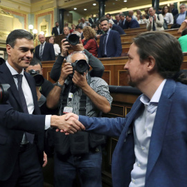 El secretario general del PSOE Pedro Sánchez, saluda al líder de Podemos Pablo Iglesias, en el hemiciclo del Congreso. /EFE