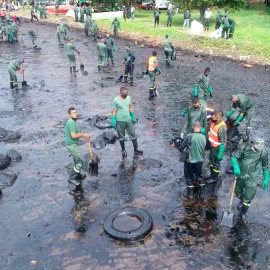 Una imagen de un dron muestra a un equipo de limpieza trabajando en el sitio del vertido de petróleo en Riviere des Creoles, Mauricio. REUTERS /  REUBEN PILLAY