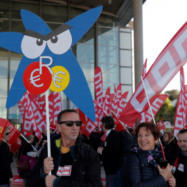 Trabajadores de CaixaBank se concentran ante el Palacio de Congresos de València, donde el banco celebra su junta de accionistas, en protesta por el Expediente de Regulación de Empleo (ERE) que ha presentado la entidad. EFE/ Kai Försterling