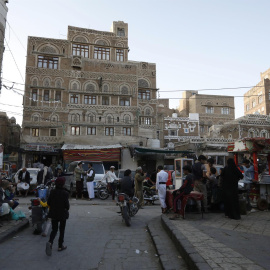 Yemeníes caminan frente a edificios antiguos, un día después de que las partes en conflicto acordaran una tregua de dos meses, en la ciudad vieja de Sana'Äôa, Yemen, el 2 de abril de 2022. Una tregua prorrogable de dos meses en Yemen entró 