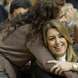 La nueva ministra Montero abraza a Susana Díaz.