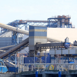 La fotografía tomada el 22 de septiembre de 2020 muestra las instalaciones logísticas en el puerto de Klaipeda, Lituania.