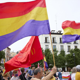 12/04/2023. Varias personas se manifiestan con banderas de la República, en la Plaza de Ópera, a 22 de mayo de 2022.