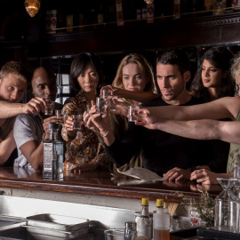 Los 'sensates' brindan en un bar en el capítulo final de 'Sense8'.