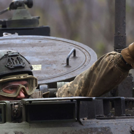 Un militar ucraniano muestra una señal de victoria mientras conduce hacia el frente durante los intensos combates en el frente de Bakhmut y Chasiv Yar, en Chasiv Yar, Ucrania , 12 de abril de 2023.