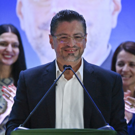 4/4/22-El candidato presidencial costarricense Rodrigo Chaves, del partido Progreso Socialdemócrata, habla en la sede de su campaña después del cierre de las urnas en San José, Costa Rica, el 3 de abril de 2022.