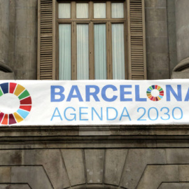 Una pancarta de la Agenda 2030 colgada en la fachada del Ayuntamiento de Barcelona.