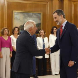 El nuevo ministro de Asuntos Exteriores del Gobierno de Pedro Sánchez, Josep Borrell, saluda al rey Felipe VI, tras prometer du cargo hoy en el Palacio de la Zarzuela. /EFE