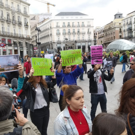 Un grupo de manifestantes boicotea la charanga de despedida de Miki antes de irse a Eurovisión. Twitter/@BDSMadrid