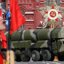 Un misil balístico intercontinental ruso atraviesa la Plaza Roja en un desfile del Día de la Victoria, en Moscú, a 9 de mayo de 2008.