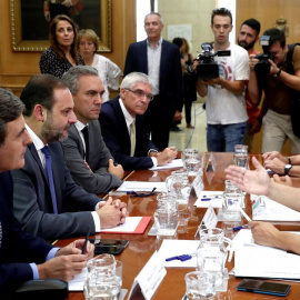 El ministro de Fomento, José Luis Ábalos, en una reunión con las víctimas del Alvia, en septiembre pasado. EFE/Kiko Huesca