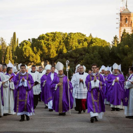 El presidente de la Conferencia Episcopal española, cardenal Ricardo Blázquez (c), durante la peregrinación al Santuario del Sagrado Corazón en Getafe. /EFE