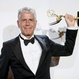 Anthony Bourdain posa con el premio especial para "Anthony Bourdain Parts Unknown" en el backstage de los Creative Arts Emmy Awards 2015 en Los Ángeles, California. REUTERS