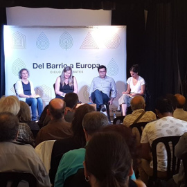 Montse Junyent (esquerra), Gerardo Pisarello i Rita Maestre (dreta), en el col·loqui d'aquest divendres a Barcelona en el marc del cicle "Del barri a Europa". / Horta i Carmel en Comú.