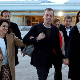 El expresidente del FC Sandro Rosell saliendo de la cárcel junto a su familia | EFE/ Paolo Aguilar