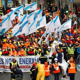 Trabajadores de Alcoa San Cibrao protagonizan una protesta antes de una semana clave, pues el próximo miércoles 28 será la Justicia la que dirima si acepta la cautelarísima que los trabajadores han solicitado para frenar el ERE. EFE/Eliseo 