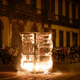 06/04/2022 - Manifestantes observan cómo arde la estructura de un vendedor ambulante durante una protesta contra el presidente de Perú, Pedro Castillo, después de que éste decretara el toque de queda que fue levantado tras el desafío genera