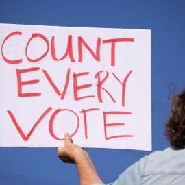 Un manifestante con un cartel que pide el contar todo los votos en Poway, California, EE. UU., El 4 de noviembre de 2020.