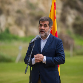 El secretario general de Junts, Jordi Sànchez, interviene en la tradicional ofrenda floral en conmemoración del 81 aniversario del fusilamiento del presidente Lluís Companys, en el Cementerio de Montjuic, a 15 de octubre de 2021.