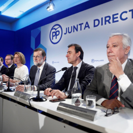 El presidente del PP, Mariano Rajoy, la secretaria general, María Dolores de Cospedal, y el coordinador general, Fernando Martínez Maíllo, entre otros, durante la reunión de la Junta Directiva Nacional del PP. EFE/Mariscal