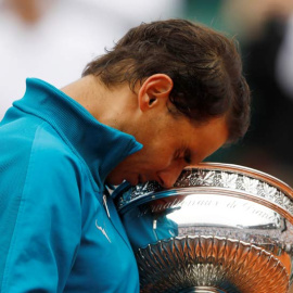 Nadal se abraza a la Copa de los Mosqueteros. (CHARLES PLATIAU | REUTERS)