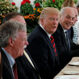 Donald Trump y su equipo durante un almuerzo de trabajo con el primer ministro de Singapur. /REUTERS