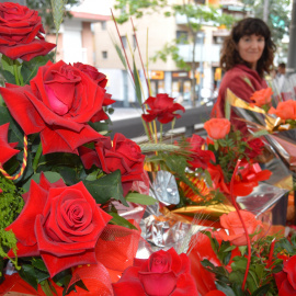 Rosas y libros en el día de Sant Jordi./ Javier Coria