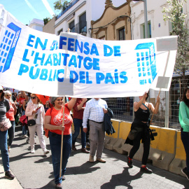 Manifestants pels carrers de Sitges reclamant habitatge públic pel país.