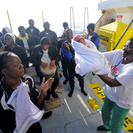 Los inmigrantes a bordo del barco Aquarius siguen esperando a que alguien les permita desembarcar. /REUTERS